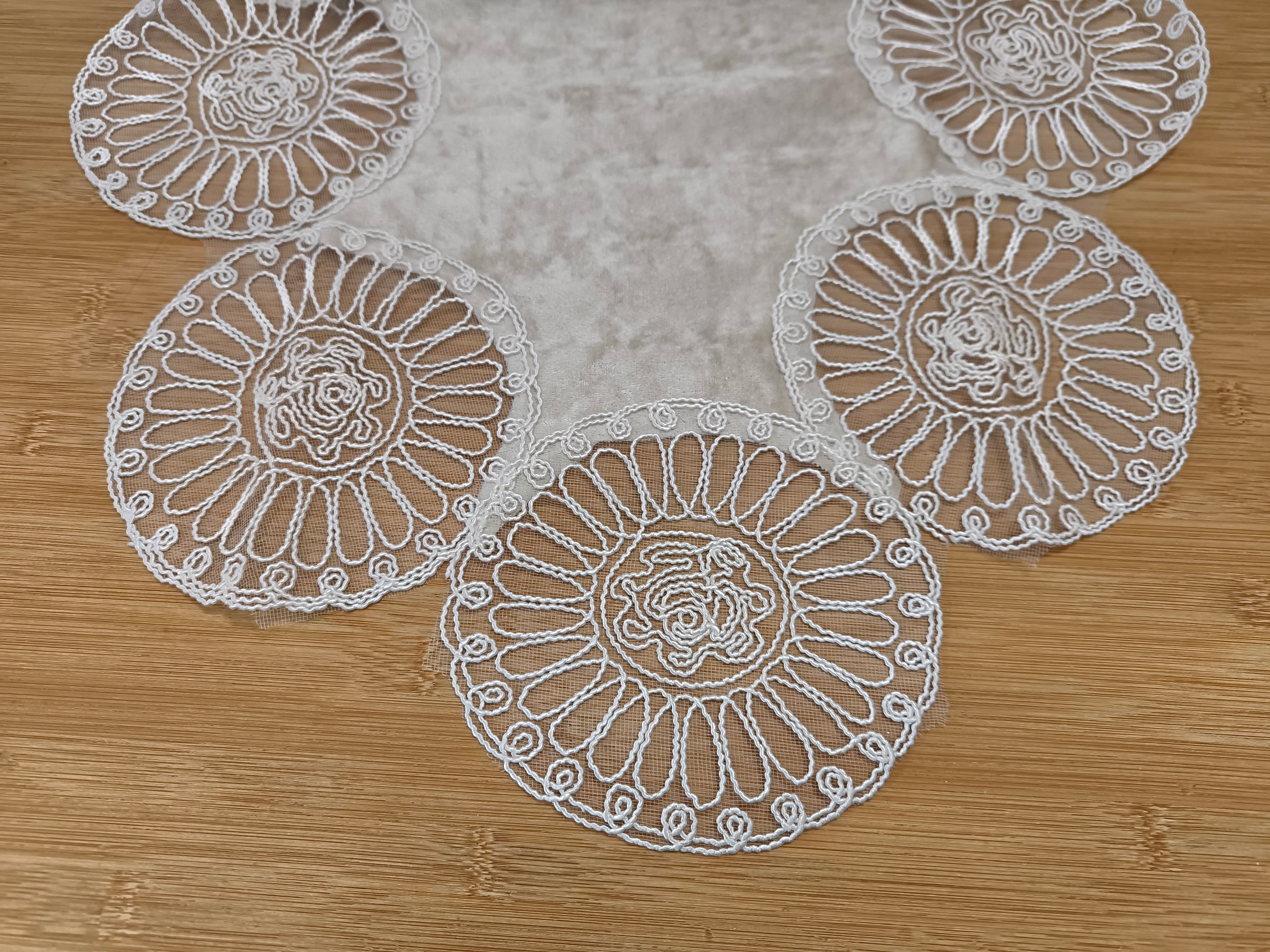 Mira bársony asztali futó, bézs, fehér csipkével 60*160 cm